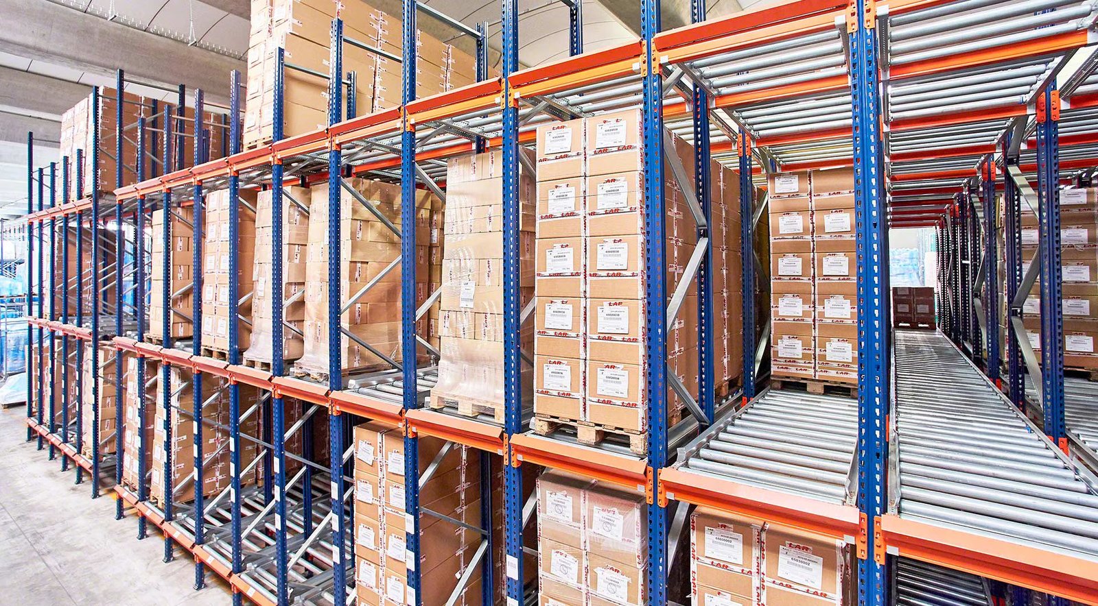 Gravity-driven pallet flow racking for fast FIFO operations and high-throughput warehouse.