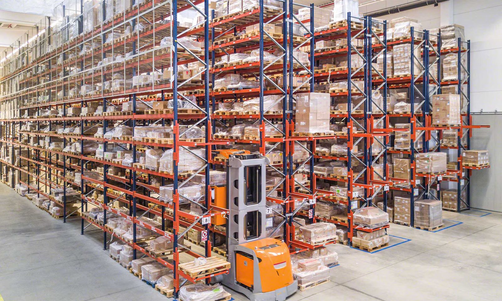 VNA racking systems engineered to maximise storage density with precision forklift operation.