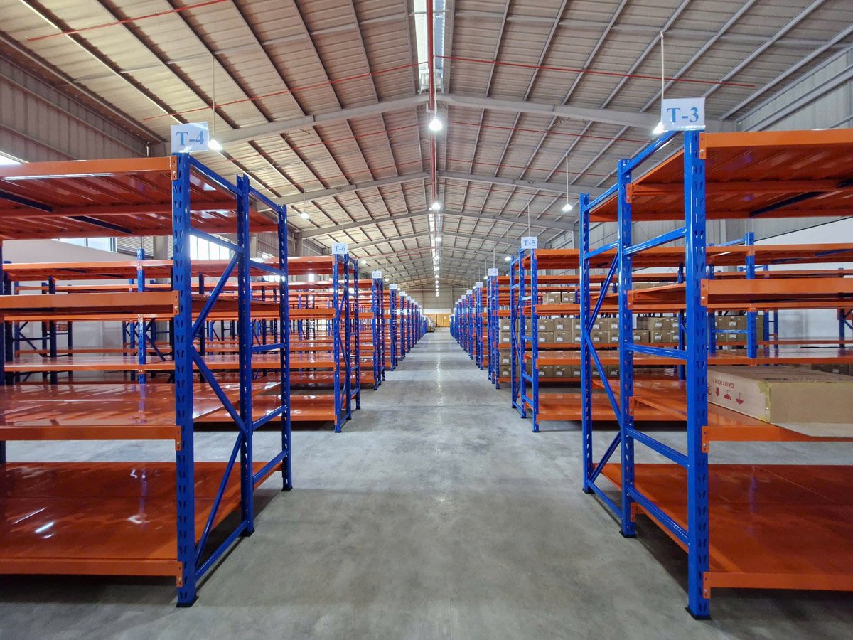 Industrial shelving that optimizes space and improves picking efficiency.