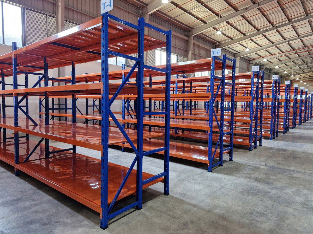 High-strength industrial shelving engineered for heavy loads, offering maximum stability and safety for demanding warehouse environments.