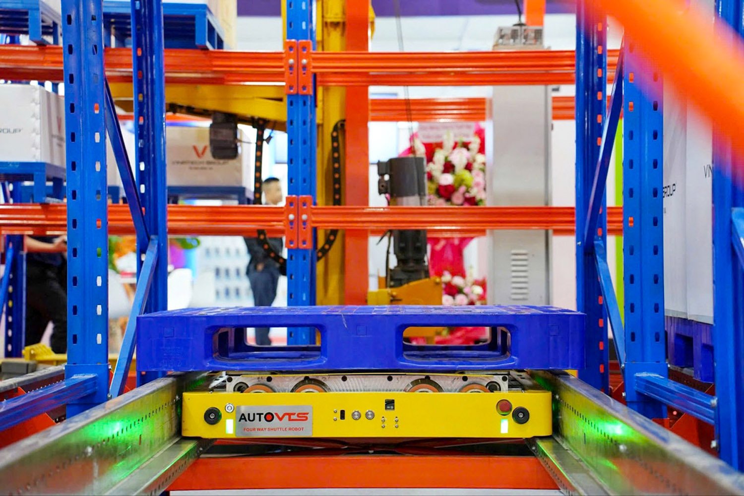 Robot 4-way shuttle